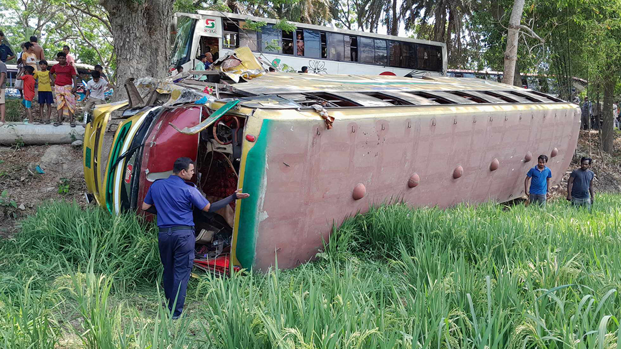 ঢাকা-বরিশাল মহাসড়কে ২ বাসের সংঘর্ষ, আহত ১৫